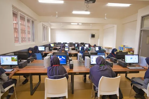 شاشة تعرض شيفرة برمجية مكتوبة بلغة بايثون
